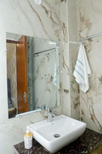 Un baño de Stella Homestay- Near Yashobhoomi