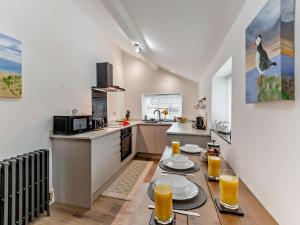 Kuchyň nebo kuchyňský kout v ubytování 2 Bed in Amble 91206