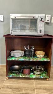 a microwave oven sitting on top of a shelf at Alojamiento Paraíso del Parana in Carmen del Paraná