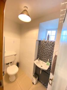 Phòng tắm tại 3-Bedroom Cottage With Plenty Space +15 ảnh