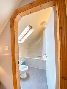 Phòng tắm tại 3-Bedroom Cottage With Plenty Space