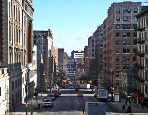 - une vue sur une rue de la ville avec des voitures et des bâtiments dans l'établissement Spacious 3BR Near Columbia Uni & Riverside Park, à New York