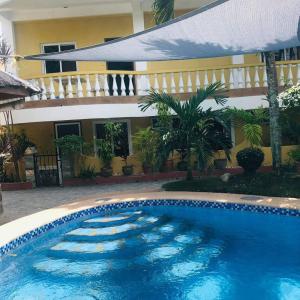 Swimmingpoolen hos eller tæt på Garden apartment with pool view
