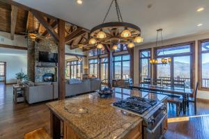 una cucina e un soggiorno con piano cottura e forno di Banner Crest a Banner Elk