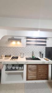 Køkken eller tekøkken på Garden apartment with pool view + 20 billeder