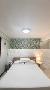 En eller flere senge i et værelse på Garden apartment with pool view