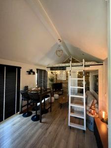 een kamer met een bed en een eetkamer bij Le Perchoir " Une nuit suspendu dans le temps" in Chessy +8 foto's