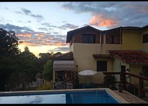 una villa con piscina al atardecer en Hostel Yellow House MG, en Itamonte 79 fotos más
