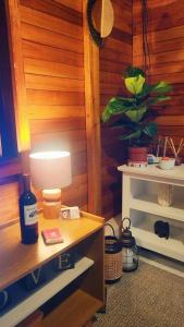 イトゥーにあるChalé Veraneio-Itú-SP Vista para o lago Camping Carrionの灯台と植物のある部屋