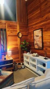イトゥーにあるChalé Veraneio-Itú-SP Vista para o lago Camping Carrionの白い机と木の壁のある寝室