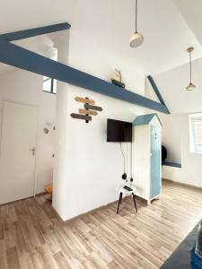 un salon avec une poutre bleue sur le mur dans l'établissement Ty Glas des Abers, à Lannilis