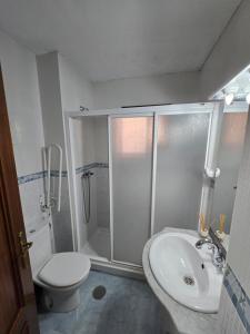 Un baño con ducha, inodoro y lavabo. en Bellavista, en La Línea de la Concepción