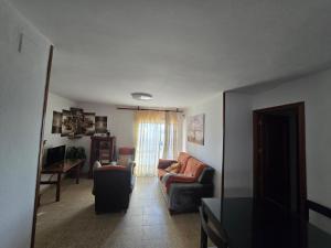 Una sala de estar con dos sillas y un sofá. en Bellavista, en La Línea de la Concepción
