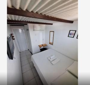 a white room with a bed and a tv at Ilha de Jeri in Jericoacoara