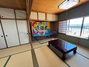 a room with a bed and a painting on the wall at Namihaya Inn Hanon - Vacation STAY 69722v in Dejima