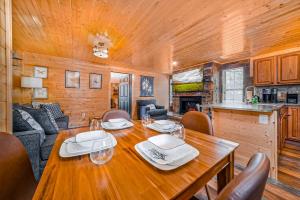 comedor y sala de estar con mesa de madera en Mountain Views at Dolly's Castle Unit 4, en Sevierville