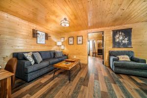 una sala de estar con un sofá y una mesa en Mountain Views at Dolly's Castle Unit 4, en Sevierville