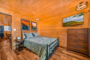Un dormitorio con una cama y una cómoda en una habitación. en Mountain Views at Dolly's Castle Unit 4, en Sevierville 6 fotos más