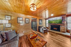 Una sala de estar con un sofá y una chimenea. en Mountain Views at Dolly's Castle Unit 4, en Sevierville