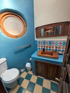 ein Badezimmer mit Toilette und Waschbecken in der Unterkunft Casa Choapino in Caracha