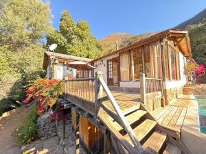 ein Haus mit einer Holzterrasse und einer Terrasse in der Unterkunft Casa Choapino in Caracha