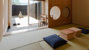 ein Wohnzimmer mit Blick auf eine Terrasse in der Unterkunft Seclusion in Goshogawara - Vacation STAY 01356v in Goshogawara + 2 Fotos