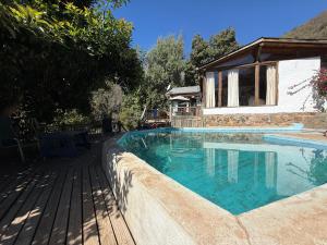 ein Swimmingpool vor einem Haus in der Unterkunft Casa Choapino in Caracha + 29 Fotos