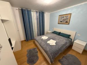 a bedroom with a bed with two towels on it at Apartament Bibi in Făgăraş