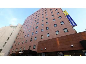 東京にあるSmile Hotel Tokyo Ayase Ekimae - Vacation STAY 14733vの看板の付いた背の高い茶色の建物 +35枚の写真