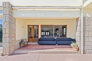 Ruang duduk di Villa 7BR & 7BA with Pool & Backyard in a Prime Location!