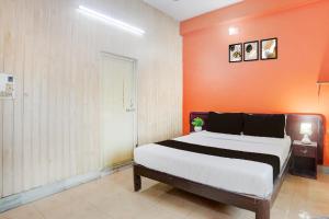 Katil atau katil-katil dalam bilik di Hotel O Paras +74 gambar