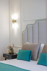 Postel nebo postele na pokoji v ubytování SOFIA Suites & Rooms