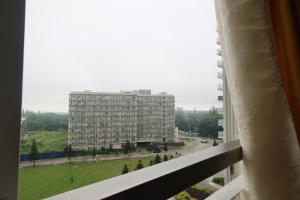 un balcone con vista su un grande edificio. di Great Escape - Wind Residences a Kaybagal