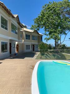 a house with a swimming pool in front of a house at EuroPark no centro para casais e famílias, 800M da rua do lazer - incrível vista das montanhas in Domingos Martins