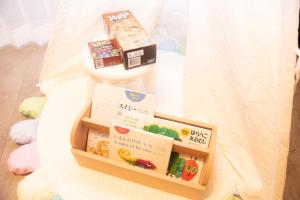 eine Spielzeugtoilette mit Büchern und Spielzeug darauf in der Unterkunft S-flat Kohama - Vacation STAY 20280 in Osaka