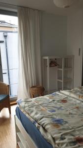 a bedroom with a large bed and a window at Ferienwohnung am Römischen Haus in Weimar