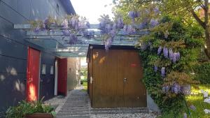 a building with a door with purple flowers on it at Ferienwohnung am Römischen Haus in Weimar
