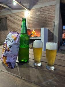 deux verres de bière et un sac de chips sur une table dans l'établissement La Serranita, à Panaholma