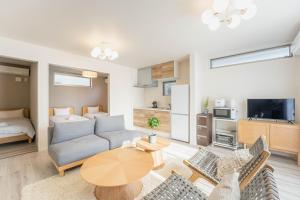 ein Wohnzimmer mit Sofa und Tisch in der Unterkunft S-flat Kohama - Vacation STAY 20285 in Osaka