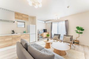 ein Wohnzimmer mit Sofa und Tisch in der Unterkunft S-flat Kohama - Vacation STAY 20285 in Osaka