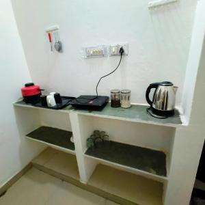 una cocina con encimera y hervidor de agua. en SR Elite Stays, en Jaipur