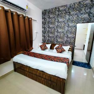 un dormitorio con una cama en una habitación en SR Elite Stays, en Jaipur