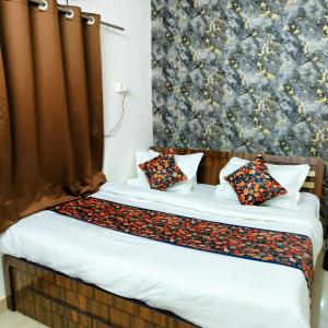 Un dormitorio con una cama con almohadas encima. en SR Elite Stays, en Jaipur