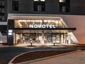 een nootirwinkel voor een gebouw 's nachts bij Novotel Devonport in Devonport