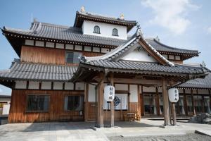 長浜市にあるSuzuko Castle - Vacation STAY 50846vの屋根付きの大きな建物