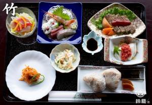 長浜市にあるSuzuko Castle - Vacation STAY 50937vのテーブルの上に並んだ一群の食べ物の皿