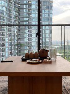 un tavolo con un piatto di cibo in cima a un balcone di Sakura Room Ở Space Ecopark a Kim Quan