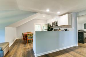 Kuchyň nebo kuchyňský kout v ubytování Midtown Home Near BBQ and Overton Park!