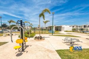 Ο χώρος παιχνιδιού για παιδιά στο Casa en Coto con Alberca, cerca Aeropuerto, extenso jardin, nueva!