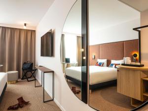 Ένα ή περισσότερα κρεβάτια σε δωμάτιο στο Mercure Dunkerque Centre Gare